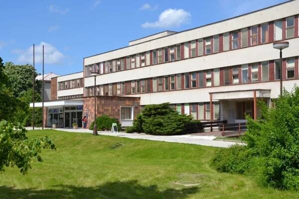 Provoz ambulancí a odborných poraden obnovuje i mělnická nemocnice