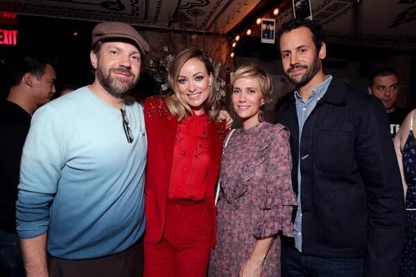 FOTO: Jason Sudeikis, Olivia Wilde a Kristen Wiig se snoubencem Avi Rothmanem.
