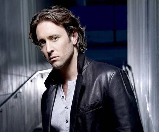 Alex O'Loughlin Biography - Facts, Childhood, Family Life & Achievements
