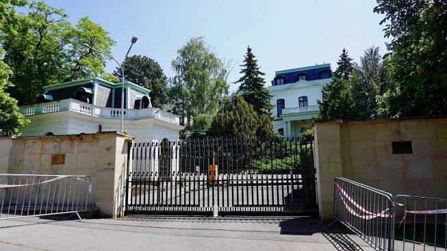 REPORTÁŽ: Tohle jsou prý Putinovy uši v Česku. Ruská ambasáda v Praze se má podílet na špionáži – eXtra.cz