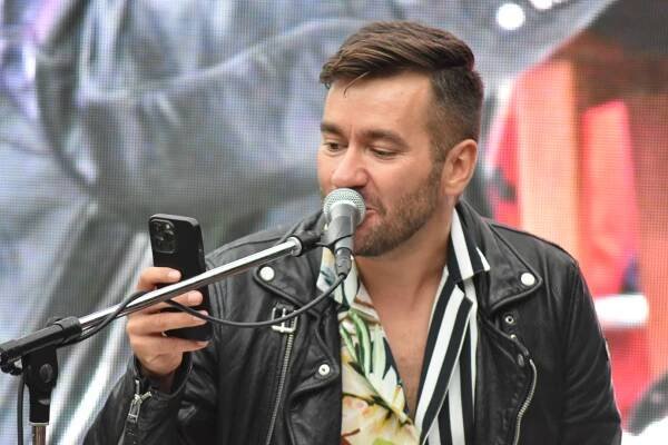OBRAZEM: Marek Ztracený po roce zaplnil Loučky v Litvínově. Fanoušky neodradilo ani špatné počasí
