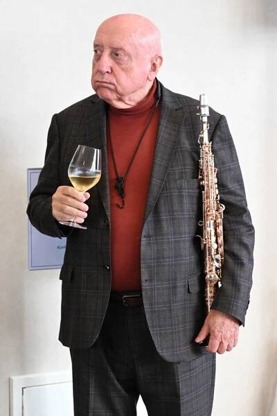 FOTO: Felix Slováček se sklenicí vína. – stránka 22