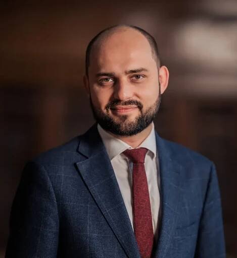 Náměstek ministra průmyslu a obchodu Lukáše Vlčka Štěpán Hofman (oba STAN), který se na MPO v energetice na MPO zaměřuje na dokončení tendru na nové jaderné bloky v Dukovanech, rozvoji komunitní energetiky a urychlení povolovacích procesů pro OZE.