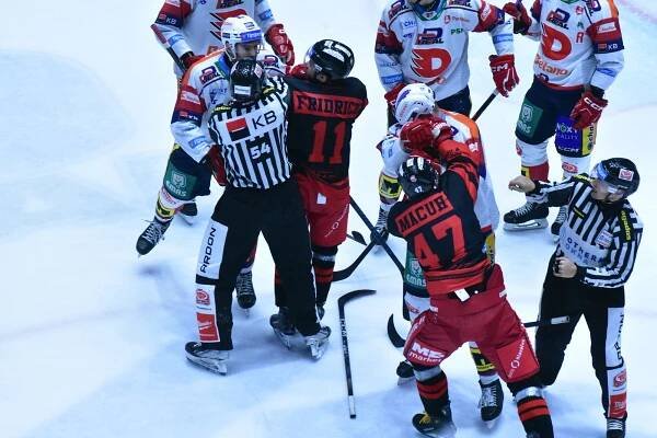 Pardubice v přeházené sestavě zdolaly Olomouc. Vomáčka čaroval v brance