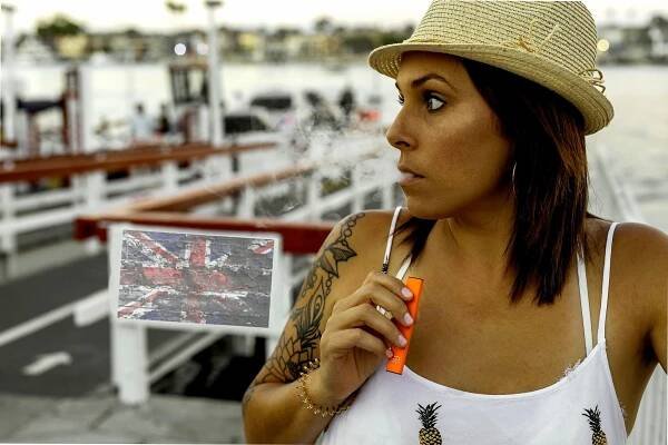 Ministerstvo zdravotnictví ve Velké Británii vydalo v roce 2022 stanovisko, ve kterém podporuje odvykání kouření cigaret a vapování