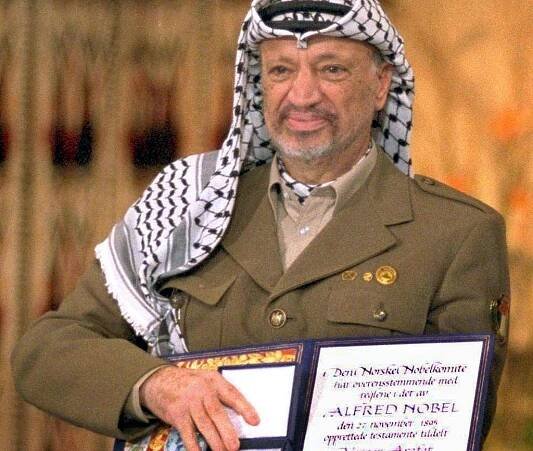 Jásir Arafat (24. srpna 1929, Káhira – 11. listopadu 2004, Paříž) byl palestinský politik, předseda Organizace pro osvobození Palestiny a prezident Palestinské autonomie. Společně se Šimonem Peresem a Jicchakem Rabinem obdržel v roce 1994 Nobelovu cenu za mír. ▬ Patřil ke spoluzakladatelům největší palestinské ozbrojené organizace Fatah. Od roku 1965 stál v jejím čele. Většinu svého života strávil bojem za právo na sebeurčení Palestinců. Pod jeho vedením Fatah postupně nahradil ozbrojený boj jako hlavní metodu na cestě k nezávislosti hledáním politických způsobů řešení. To vedlo ke sporům a konfliktům s extrémistickými palestinskými organizacemi jako Hamás a další. V roce 1988 Arafat vyhlásil vznik Nezávislého palestinského státu a v roce 1989 byl v Tunisu jmenován exilovým prezidentem Palestiny. V devadesátých letech se zasloužil o odstranění článků deklarujících nutnost zničení státu Izrael z Palestinské charty.