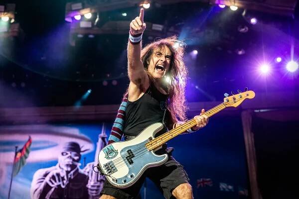 Steve Harris upadl na pódiu při koncertě IRON MAIDEN v Leedsu