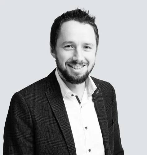 Der Weg zum nachhaltigen E-Auto: Fortschritte in Batterietechnologie und CO₂-Reduktion - P3 group GmbH