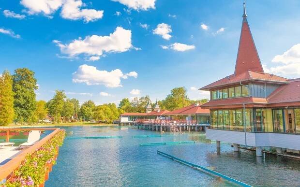 Hévíz jen 800 metrů od termálního jezera: Hotel Ágnes *** s neomezeným wellness, bazénem a polopenzí + slevy - 24travel.cz