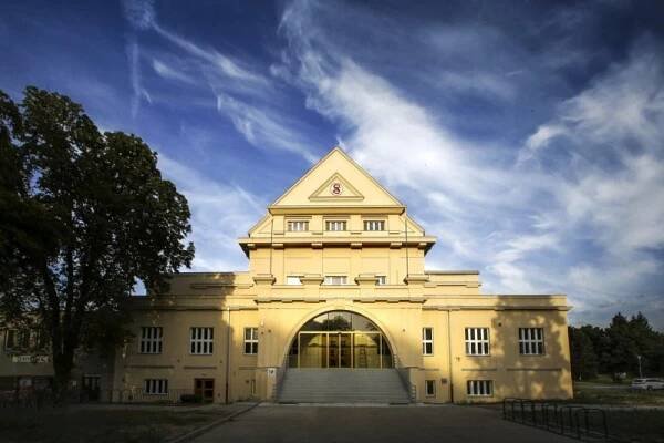 Současná podoba sokolovny, zdroj: https://www.pardubice.eu/urad/radnice/pro-media/tiskove-zpravy/sokolovna-se-po-dvoulete-rekonstrukci-otevrela-verejnosti/