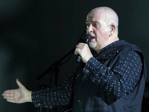 Peter Gabriel vymetl šuplíky. Výsledek je okouzlující