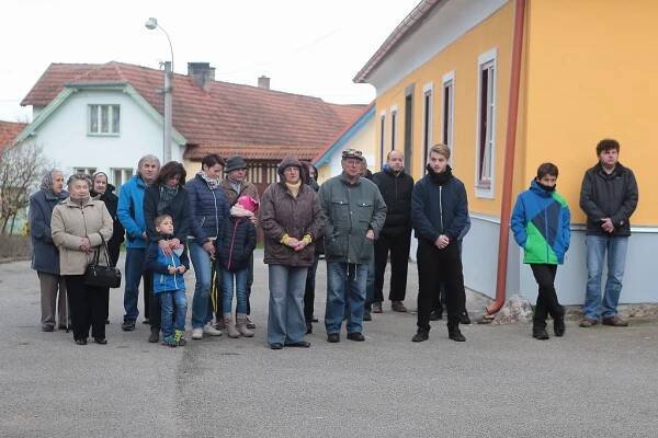 Slavnostní předání hasičského auta a jeho požehnán - rok 2017 - Fotogalerie - Obec Rataje