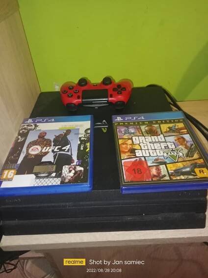Prodám PlayStation 4 pro 1t +Hry GTA5 premium edition Ufc 4 cena je 7000kč za PlayStation A hry po 500kč - InzerceTrinec.cz
