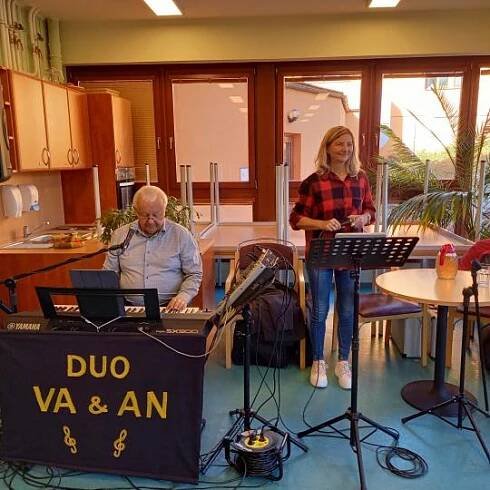 Hudební vystoupení p. VÁCLAV ŽÁKOVEC a p. ANNA VOLÍNOVÁ 6