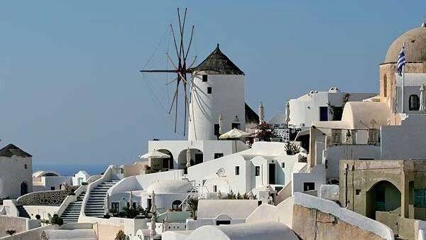 Kam v červenci výhodně k moři? Na luxusní Santorini nebo do žhavé Andalusie - Novinky