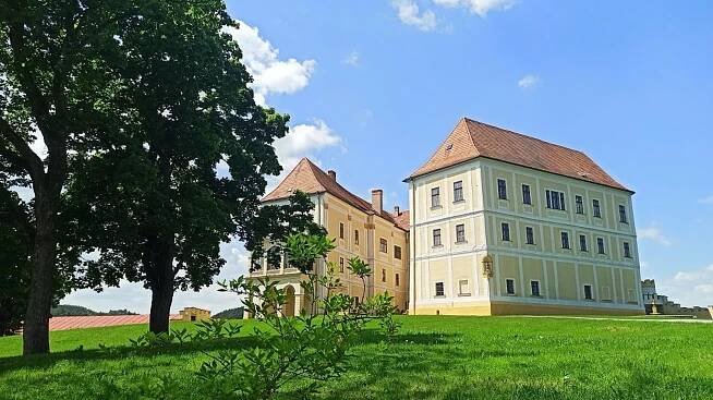 Lavičky v rybníčku nebo pohozené koše. V parku v Letovicích řádí vandalové