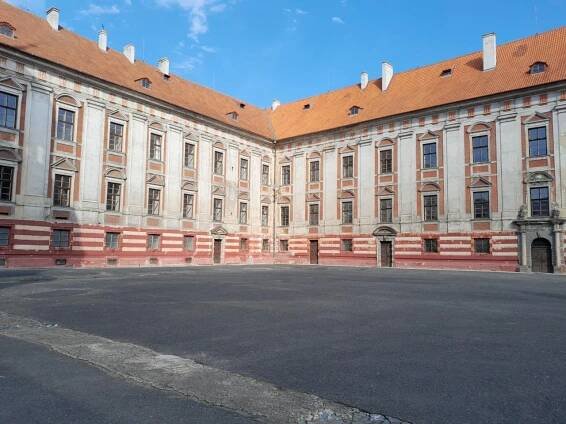 Prohlídka zámku v Roudnici nad Labem pro občany Třebušína - Oficiální stránky obce Třebušín