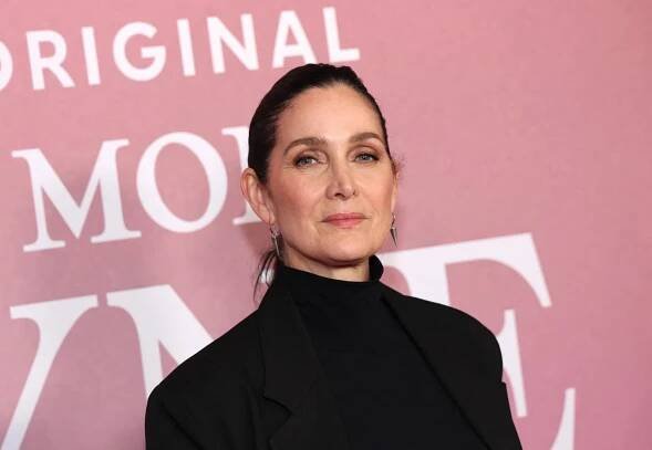  Carrie-Anne Moss ani rokmi