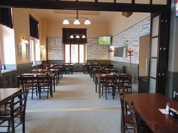 Burger s trhaným vepřovým nebo hovězím masem a steakové hranolky v restauraci Evropa