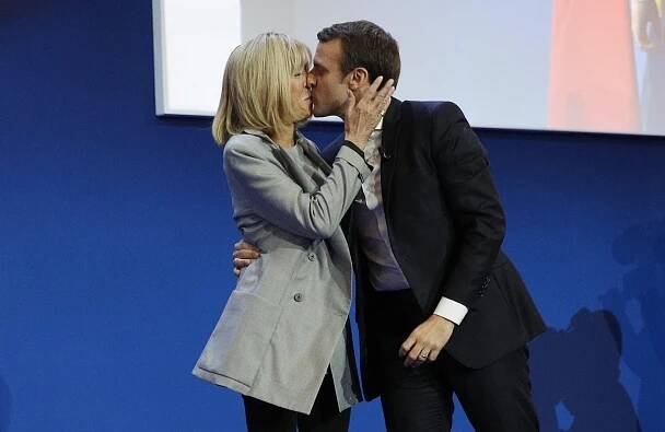 Emmanuel Macron s manželkou Brigitte.