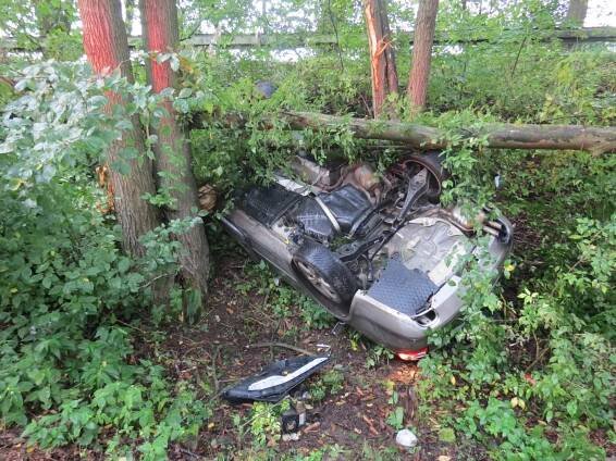 Šestnáctiletý chlapec převrátil auto, vážně zranil sebe i dvě mladší dívky