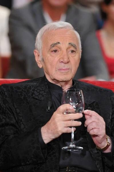 Charles Aznavour vyráží na nové turné. Podívejte, jaký je v 87 letech fešák