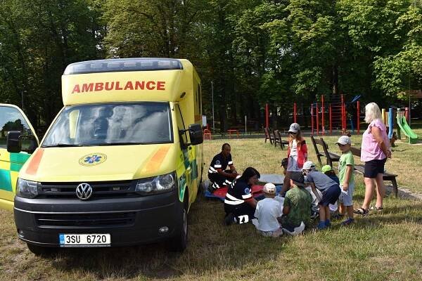 Děti v parku nahlédly pod pokličku činnosti záchranářů, hasičů a policistů