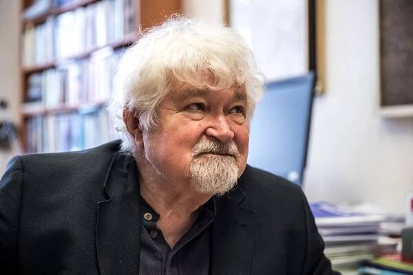 Petr Pithart: Jsem zásadně proti bourání soch a pomníků