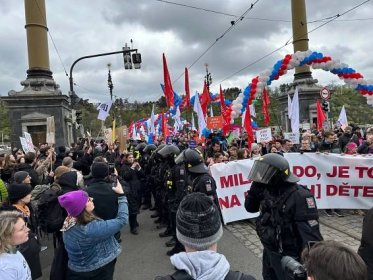 1500 lidí se vydalo na pochod Prahou. Cestu jim zkřížili antifašisté, zasahovali těžkooděnci