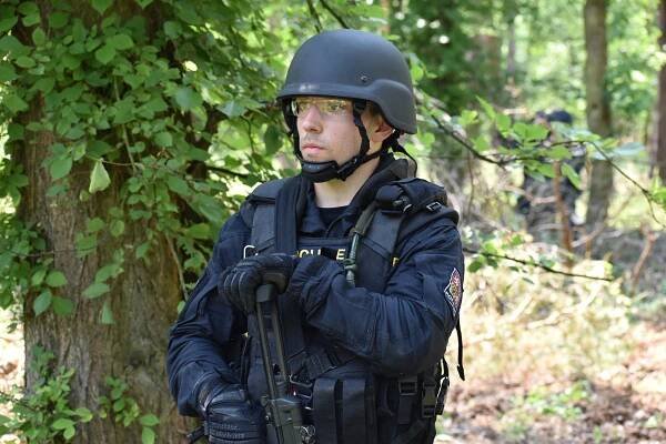 Více než stovka policistů pátrala po uprchlém zločinci. Při výcviku v Bořím lese