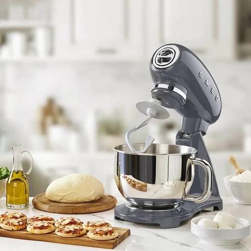 Kuchyňský robot Smeg 50's style SMF03GREU / 800 W / 4,8 l / šedá jen za 7 096 Kč ✅| Vyberte si na iPrice.cz