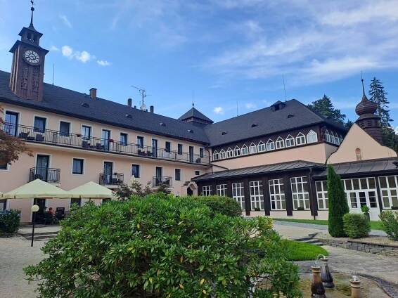 VELKÉ LOSINY - FOOTHILL SPA VELKÉ LOSINY — Den architektury