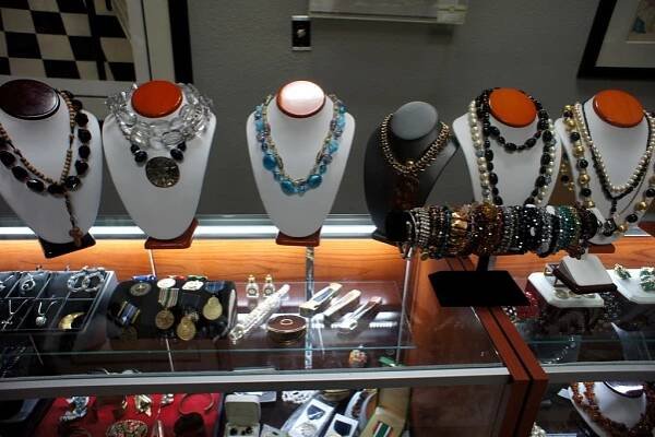 Los Angeles Estate Sales - Holiday Sale