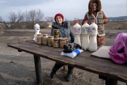 Živobytí je třeba obstarávat i během války. Tyto ženy se pokouší prodávat zboží podél cesty poblíž města Siversk, 21. ledna. 