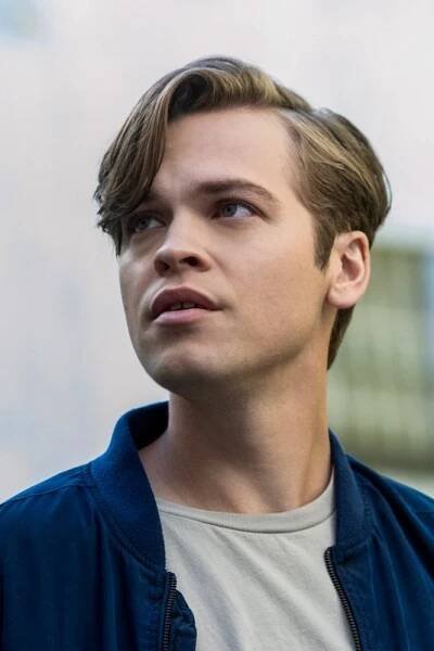 Alexander Calvert herec