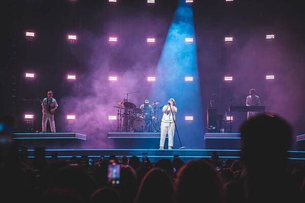 Recenze: Rádiové hity a přisprostlé vtipy. Lewis Capaldi byl v O2 areně perfektní