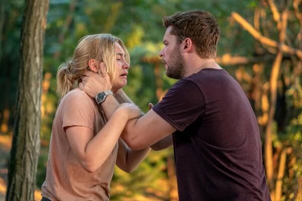 Jack Reynor and Florence Pugh in Slunovrat (2019)