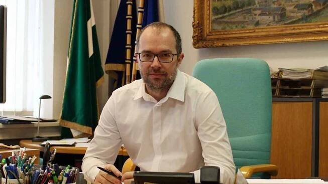 Starostu Dvora Králové Jarolíma fyzicky napadl v jeho kanceláři občan
