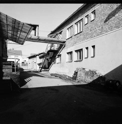 Vrátnice a část nové administrativní budovy, pohled ze dvora závodu (1977)