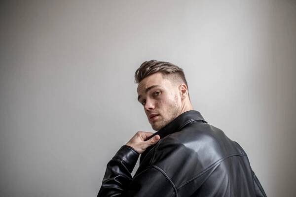 Zpěvák Mikolas Josef: Fanynky někdy reagují dost drsně, píší o sebevraždě