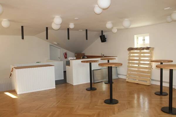 Dělnický dům z roku 1908 v Albrechticích po rekonstrukci, v sále přibyl balkon!
