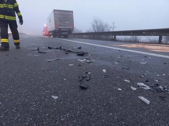Nehoda kamionů na D1 u Brna: vyprošťování řidiče a zablokovaný směr na Vyškov