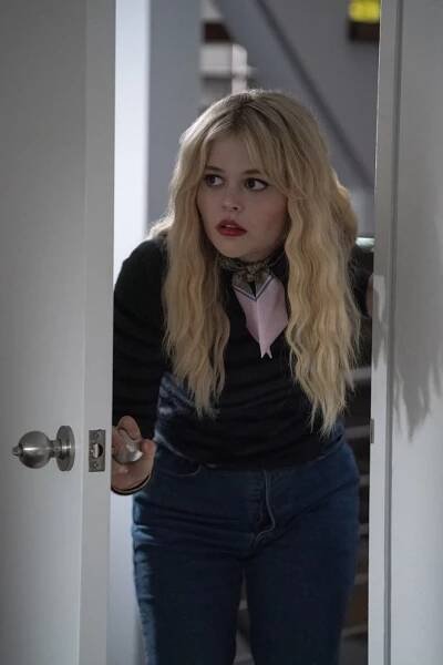Super drbna - Games, Trains and Automobiles - Z filmu - Emily Alyn Lind