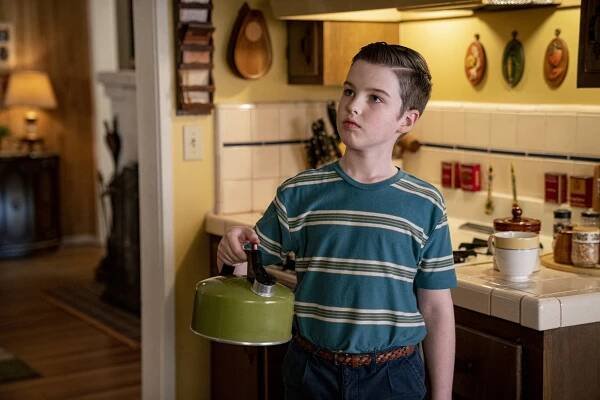 Malý Sheldon - Tělový lesk a batoh přežití (S03E12) (2020) | Recenze - Uživatelské | ČSFD.cz