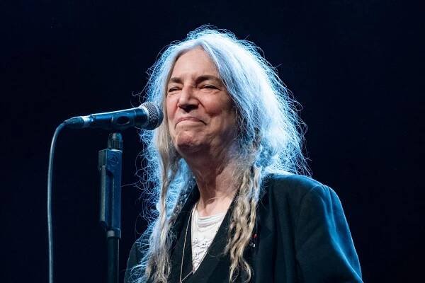 Velekněžka punkrocku a věčně romantická básnířka Patti Smith zpívala Foru Karlín