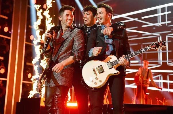 Únorový koncert Jonas Brothers v Berlíně: doprava autobusem a vstupenka