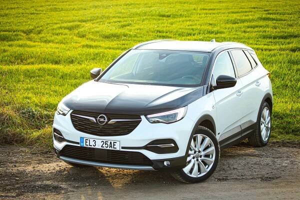 Hybridní pohon udělal z Opelu Grandland X lepší a schopnější auto, které ujede kilometr za 40 haléřů