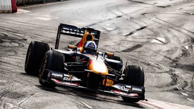 OBRAZEM: Formule 1 v centru Prahy. Ulice metropole rozburácel Red Bull Showrun a David Coulthard