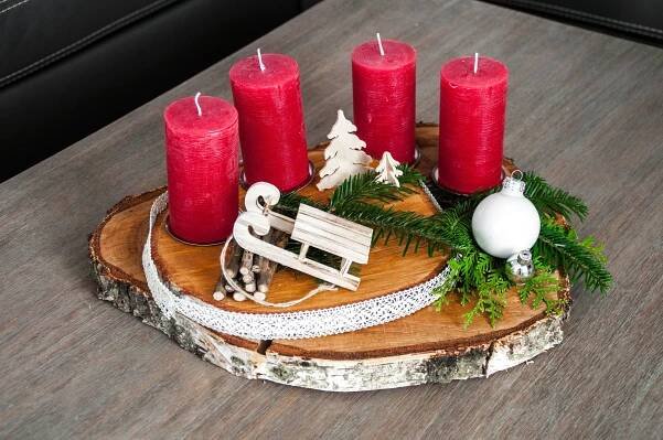 Minimalistická adventní výzdoba ze dřeva a svíček