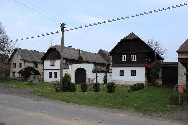 Soubor:Trnová (Katusice), statek číslo 24.jpg